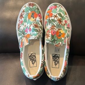 Vans Hawaiian print slip-on shoes. US size 9.5.